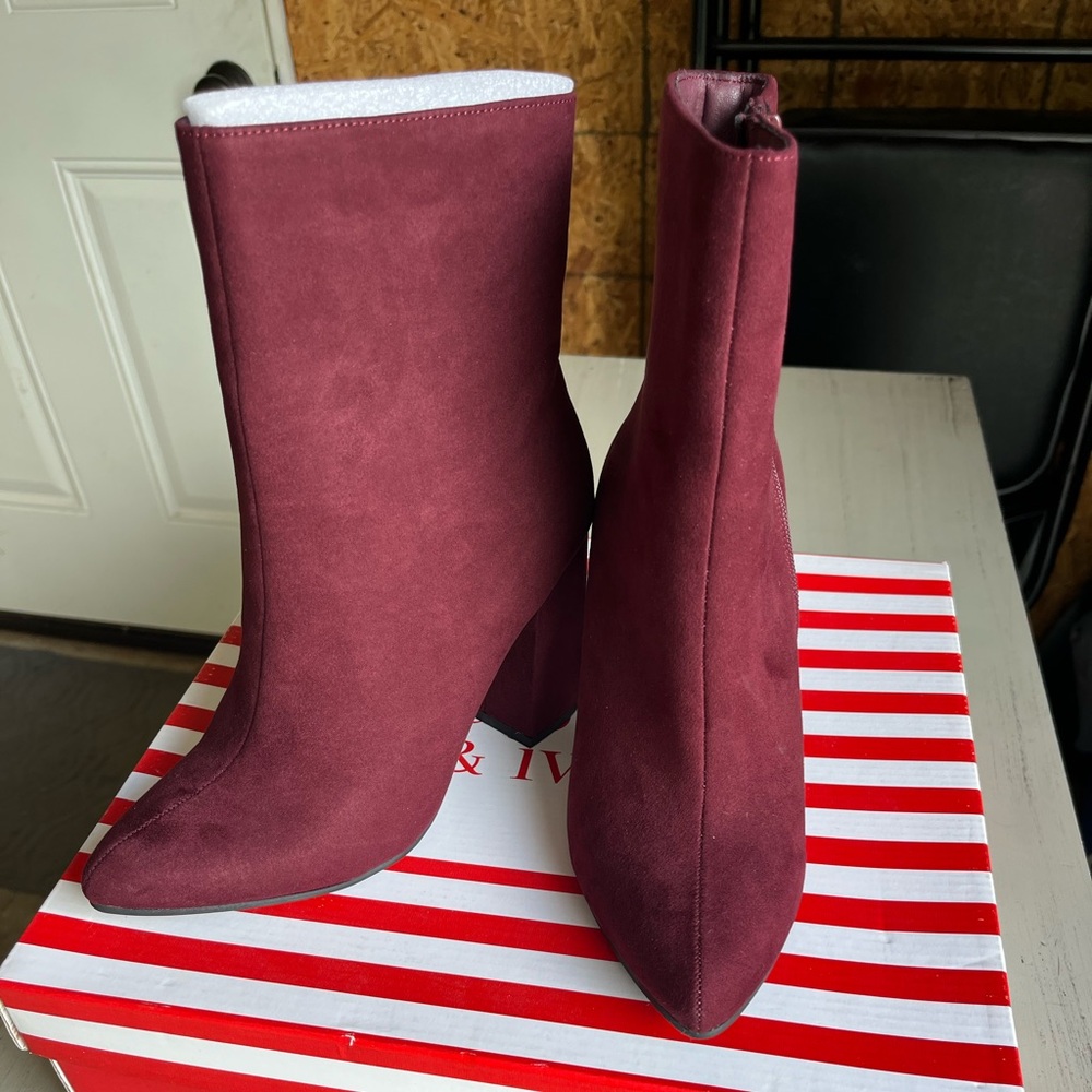Crown & Ivy Women's Burgundy Booties